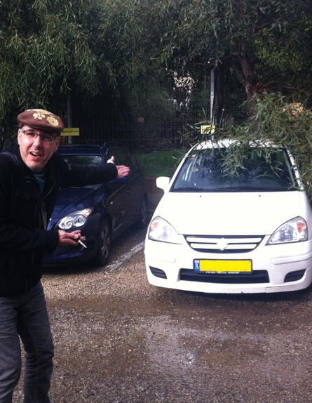 שי גולדשטיין והעץ שנפל על רכבו (צילום: נדב רוזמן)