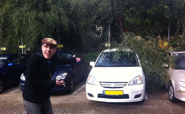 שי גולדשטיין והעץ שנפל על רכבו (צילום: נדב רוזמן)