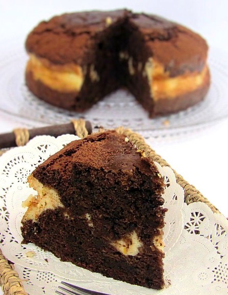 עוגת שוקולד גזר במילוי גבינה (צילום: דליה מאיר, קסמים מתוקים)