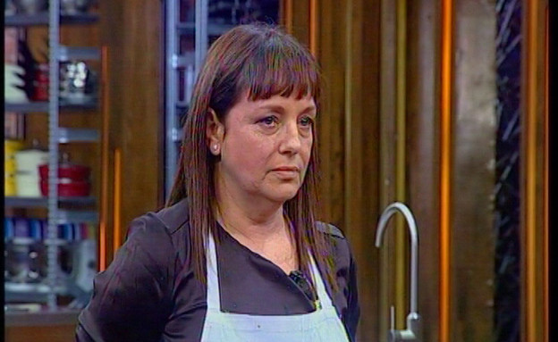 דליה מגישה את המנות