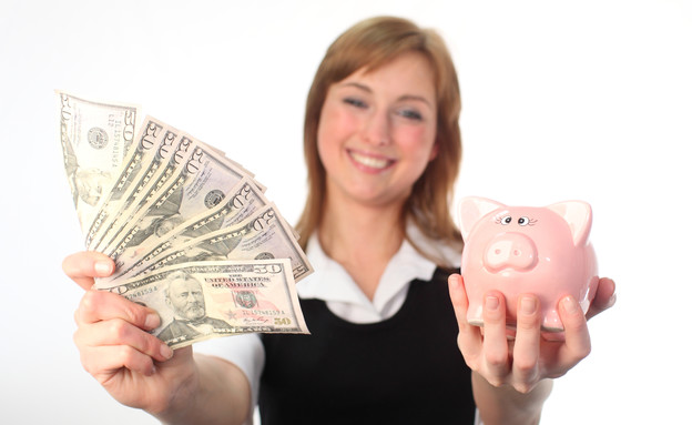 אישה מחזיקה שטרות וקופת חיסכון (צילום: אימג'בנק / Thinkstock)
