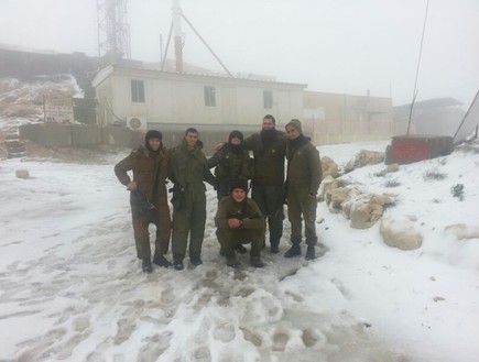 חיילי הנדסה בשלג (צילום: ולדי גורבן)