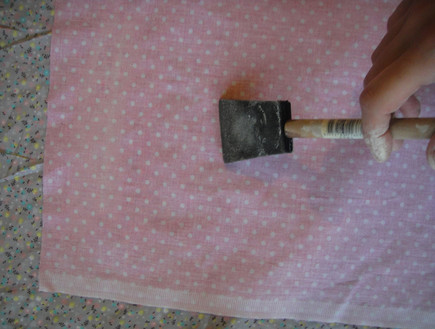 איקאה, שלב 41-מריחת מד פט על הבד (צילום: דידי רפאלי)