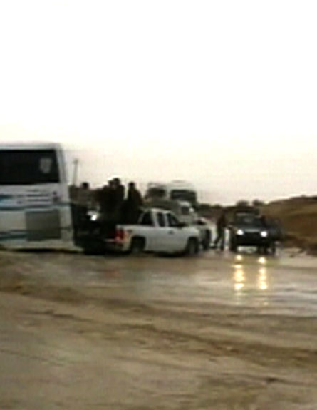 האוטובוס שנסחף בנחל (צילום: חדשות 2)