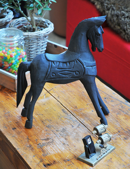 בית דפוס, פסל סוס (צילום: שי אדם)