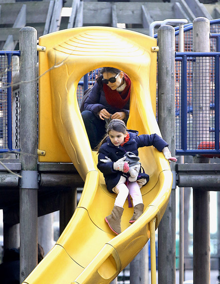סורי קרוז וקייטי הולמס בגן השעשועים (צילום: Sharpshooter Images / Splash, Splash news)