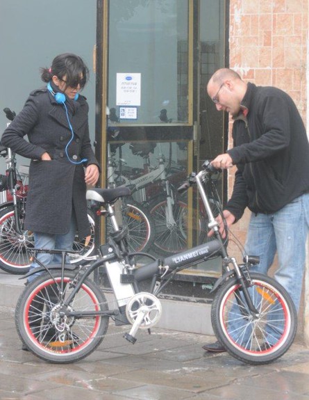 אסי לוי רוכשת אופניים חשמליות (צילום: ברק פכטר)