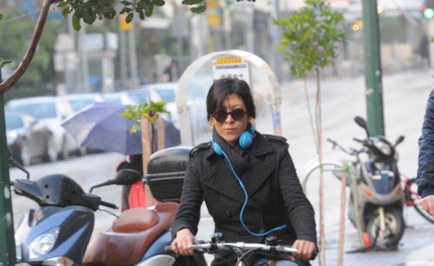 אסי לוי רוכשת אופניים חשמליות (צילום: ברק פכטר)