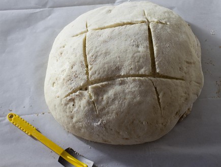 לחם כוסמין של מיקי שמו - עם חיתוך, לפני האפייה (צילום: דן לב, mako אוכל)