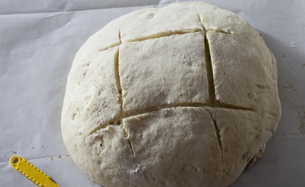 לחם כוסמין של מיקי שמו - עם חיתוך, לפני האפייה