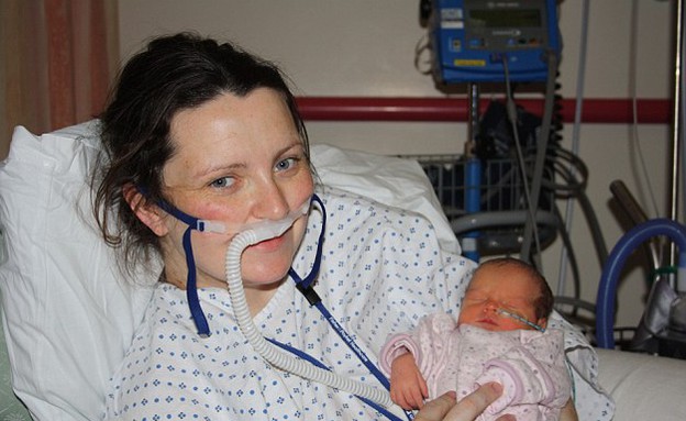 אמא עם תסחיף מי שפיר בבית חולים (צילום: dailymail.co.uk)