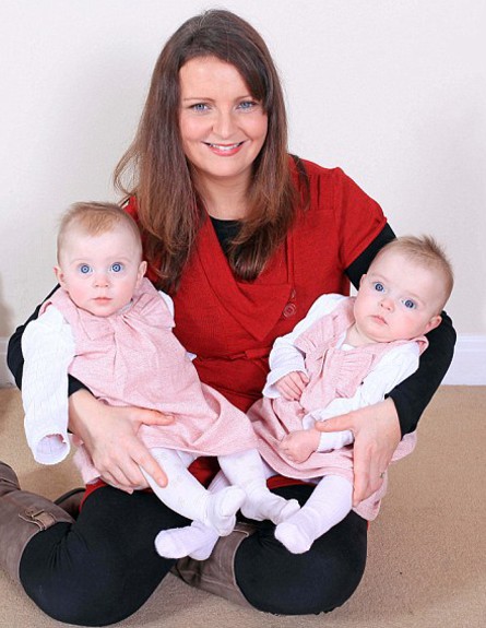 אמא לתאומות תסחיף לידה (צילום: dailymail.co.uk)