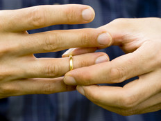 מוריד את טבעת הנישואין