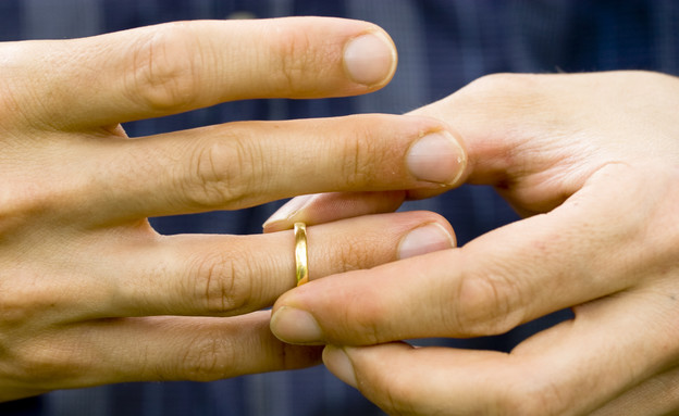 מוריד את טבעת הנישואין (צילום: Thinkstock)
