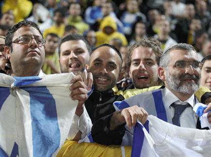 ילהיטו את הרוחות? אנשי "עוצמה לישראל" עם אוהדי בית"ר (אלן שיבר) (צילום: ספורט 5)
