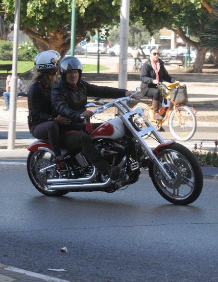 בר רפאלי עם אבא רפי על האופנוע (צילום: ברק פכטר)