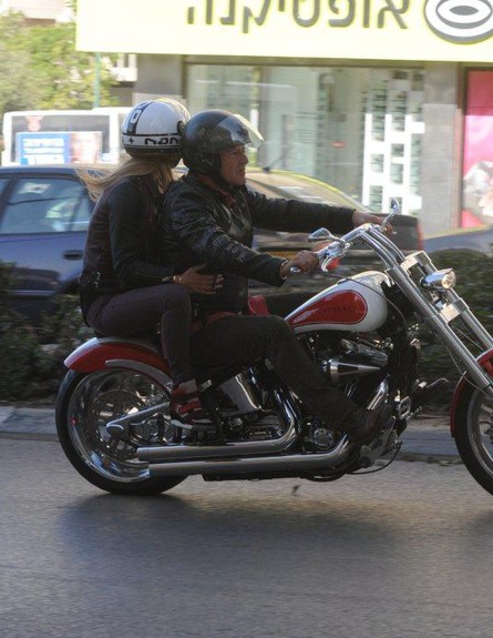 בר רפאלי עם אבא רפי על האופנוע (צילום: ברק פכטר)