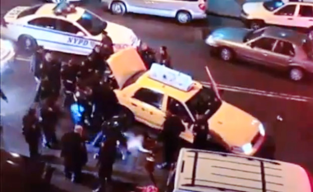 שוטרים חילצו נוסע שנמחץ תחת מונית