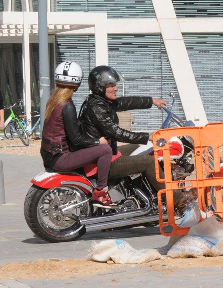 בר רפאלי עם אבא רפי על האופנוע (צילום: ברק פכטר)