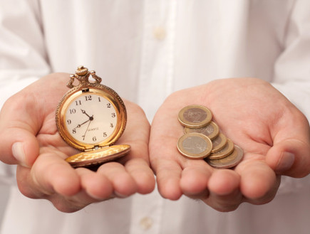 ידיים מחזיקות כסף ושעון (צילום: אימג'בנק / Thinkstock)