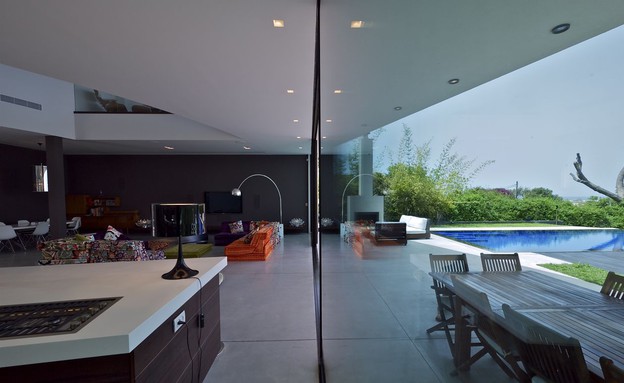 גיל גרוסמן, מבט לבריכה