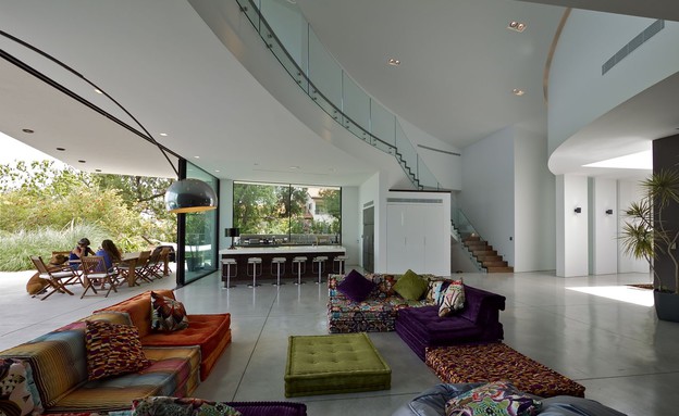 גיל גרוסמן, סלון עם מרפסת