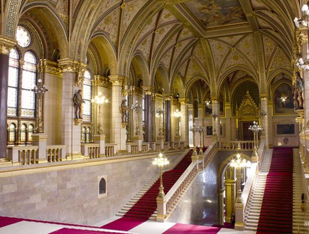 פרלמנט הונגריה שטיח אדום (צילום: en.wikipedia)