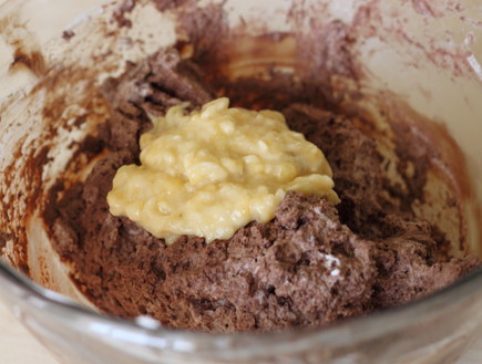 רולדת שוקולד ובננה - מכינים את המלית (צילום: חן שוקרון, mako אוכל)