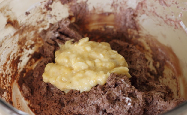 רולדת שוקולד ובננה - מכינים את המלית (צילום: חן שוקרון, mako אוכל)
