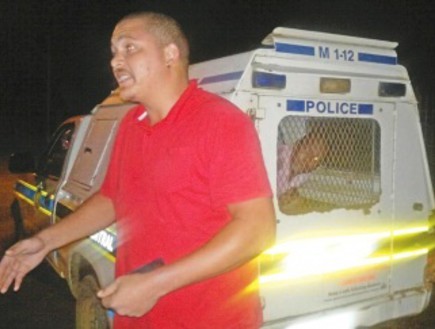 שוטר שיכור נכלא בניידת (צילום: witness.co.za)