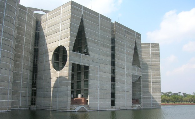 פרלמנט בנגלדש על האגם (צילום: en.wikipedia.org)