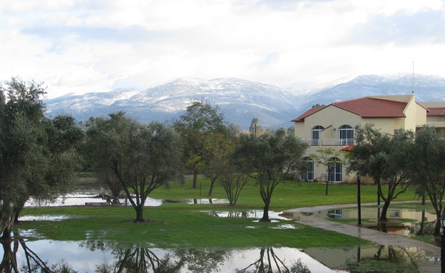 מלון פסטורל על רקע הרי הגולן - מבצעים לבחירות (צילום: קרני פלג)