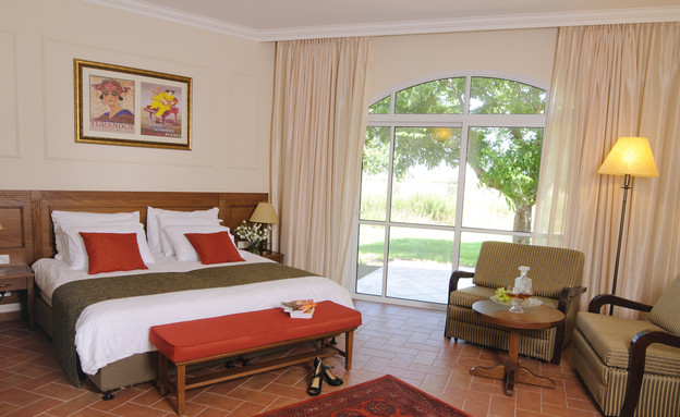 חדר השינה במלון פסטורל בכפר בלום
