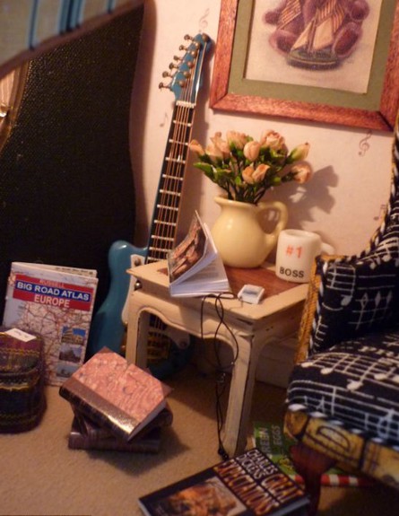 בית בובות גיטרה  - גיטרה (צילום: צילום מסך daily mail, Fairy Meadow Miniatures)