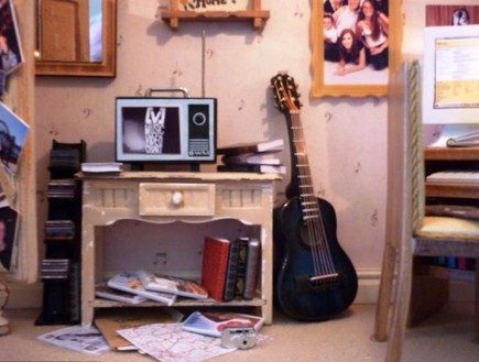 בית בובות גיטרה  - מכתבה (צילום: צילום מסך daily mail, Fairy Meadow Miniatures)