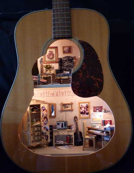 בית בובות גיטרה - מבחוץ (צילום: צילום מסך daily mail, Fairy Meadow Miniatures)