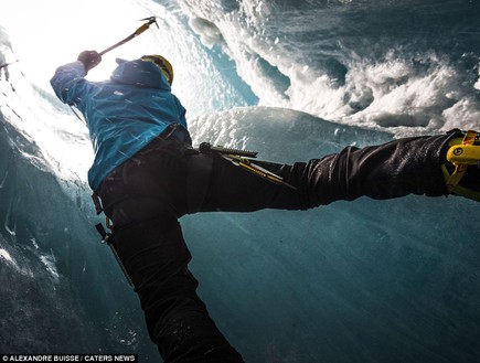 ציוד מינימאלי, מערות קרח באלפים (צילום: dailymail.co.uk)