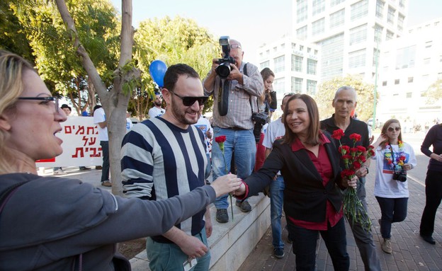 שלי יחימוביץ' מחלק ורדים ברמת החייל ביום שלפני הבחירות (צילום: שי סקיף,  יחסי ציבור )