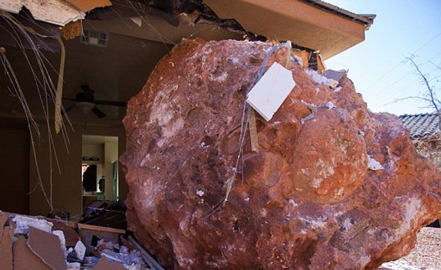 הבולדר הענק שהרס בית ביוטה (צילום: dailymail.co.uk)
