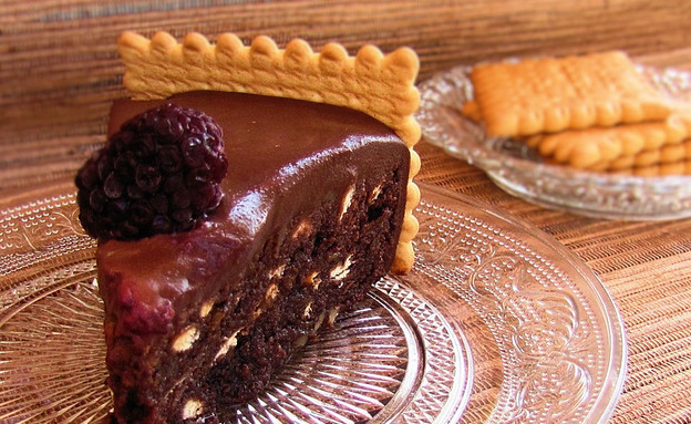 עוגת שוקולד ביסקוויטים - פרוסה (צילום: דליה מאיר, קסמים מתוקים)