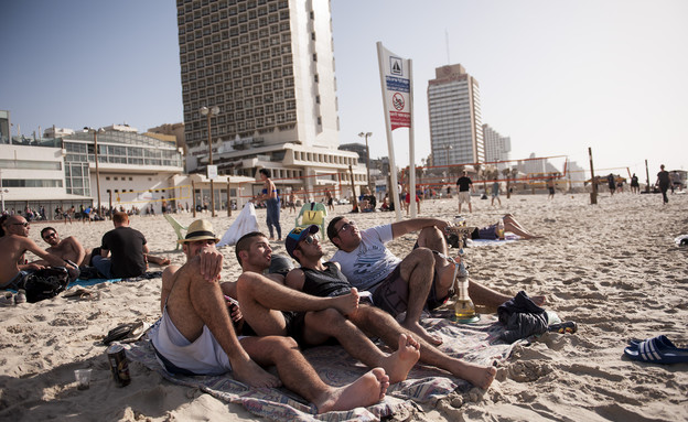 חופי תל אביב ביום הבחירות (תמונת AVI: מיכאל שבדרון )