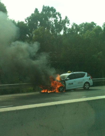 צפו: המונית עולה באש (צילום: חדשות 2)