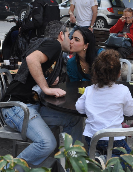 מעיין חודדה בולסת עם מוטי והילדים (צילום: צ'ינו פפראצי)