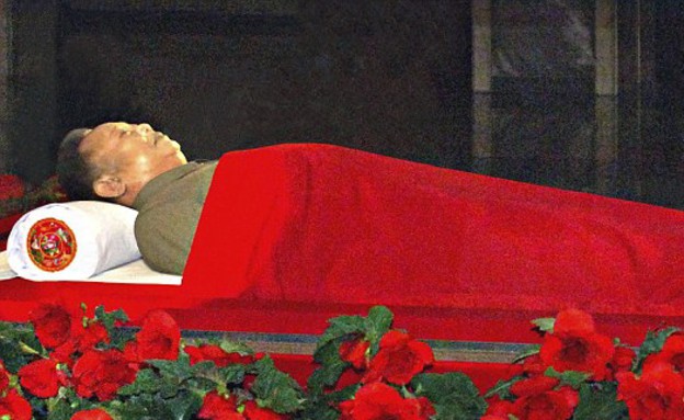 גופת קים ג'ונג איל (צילום: dailymail.co.uk)