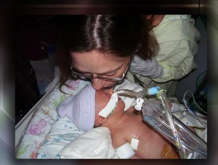 התינוק שנותח ברחם אמו (צילום: daystmj4.com)
