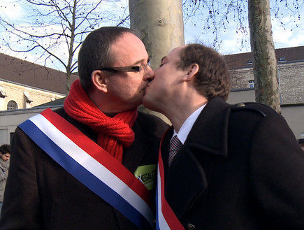 פוליטיקאים סטרייטים מתנשקים בצרפת (צילום: AFP, GettyImages IL)