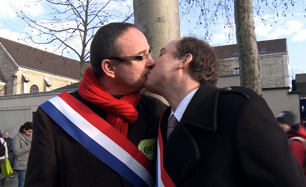 פוליטיקאים סטרייטים מתנשקים בצרפת (צילום: AFP, GettyImages IL)