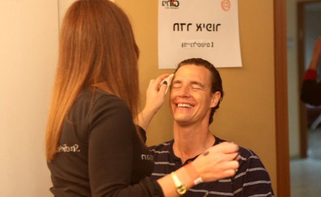 תום בחדר האיפור