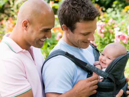 זוג גברים עם תינוק (צילום: אימג'בנק / Thinkstock)