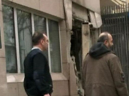 הפיצוץ ארע בכניסה לשגרירות (צילום: ntv)